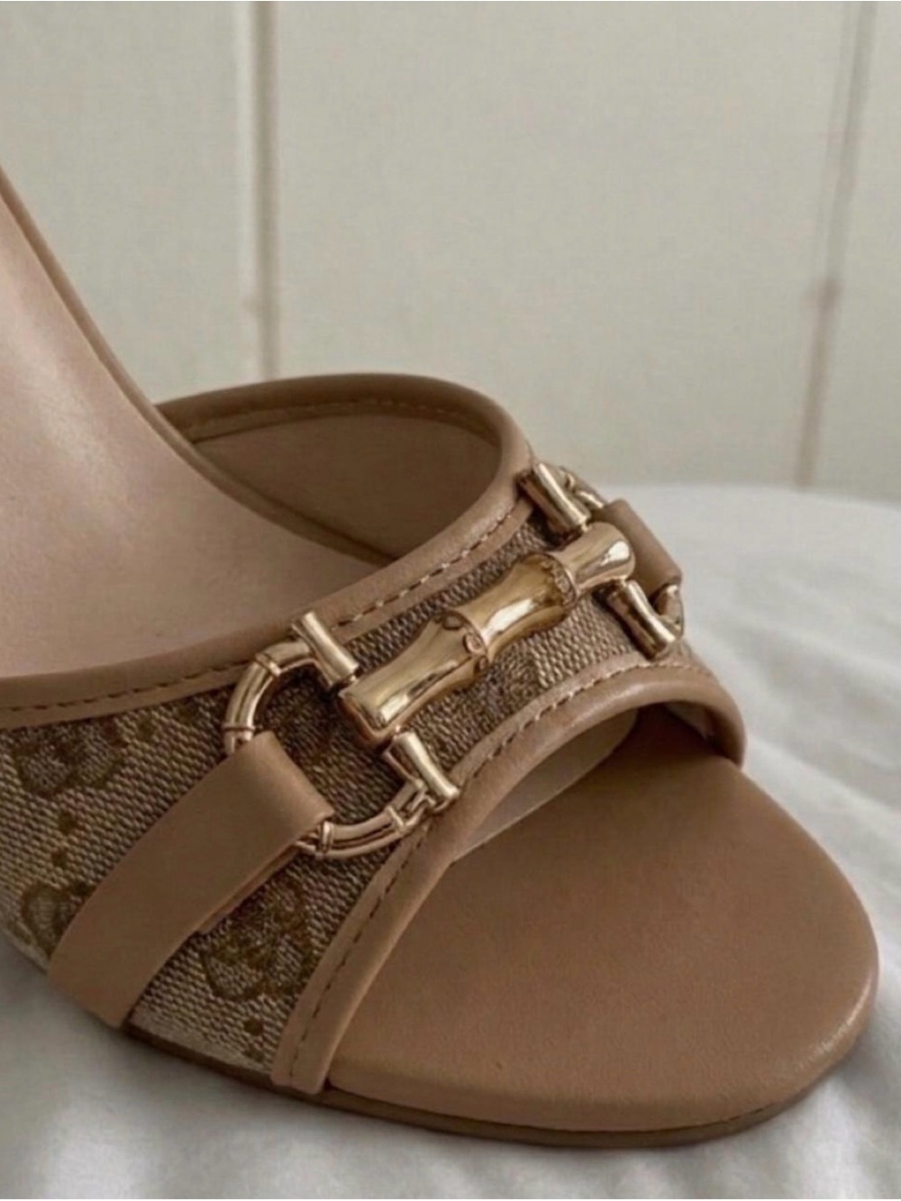 Women’s Open-Toe Kitten Heeled Slide with Gold Buckle Size 7 Brown and Beige - Picture 4 of 4